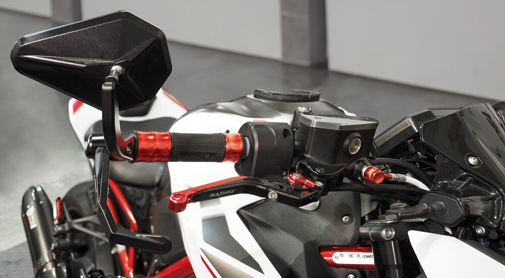 Moto avec accessoires RAXIMO, miroirs de guidon, poignées, leviers de frein, tuyaux de frein en acier tressé, repose-pieds